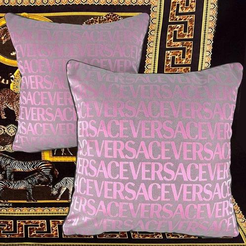 Versace - Nieuwe set van twee - Kussen, Antiek en Kunst, Antiek | Tapijten, Tafelkleden en Textiel