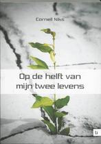 Op de helft van mijn twee levens 9789048490059 Cornell Niks, Boeken, Verzenden, Zo goed als nieuw, Cornell Niks