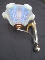 Applique murale - Art Déco. Tulipe opalescente signée EZAN., Antiquités & Art