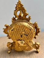 pendule met opwind mechanism .Slinger Klok met gong op het