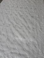 Kostbaar gordijnstof ORGANZA, geborduurd en met rand aan de