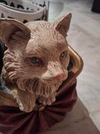 Jun Asilo - Statue, Hondje in de krantenbak - 4,4 kg - 47 cm