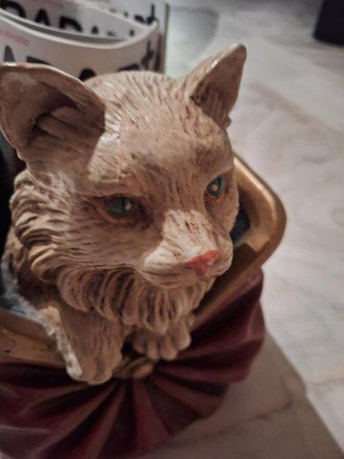 Jun Asilo - Statue, Hondje in de krantenbak - 4,4 kg - 47 cm, Antiek en Kunst, Curiosa en Brocante