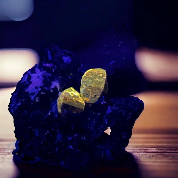 Kostbare zirconias op een basis - Hoogte: 5 cm - Breedte: 5, Verzamelen, Mineralen en Fossielen