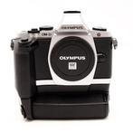 Olympus E-M5 Camera Body Zilver + HLD-6 Batterijgrip (Occ), Ophalen of Verzenden, Zo goed als nieuw