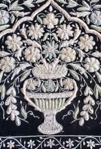 Prachtige handgemaakte geborduurde wanddecoratie van zwart