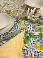 Elegante tafellaken voor grote gezelschappen. Landhuis met