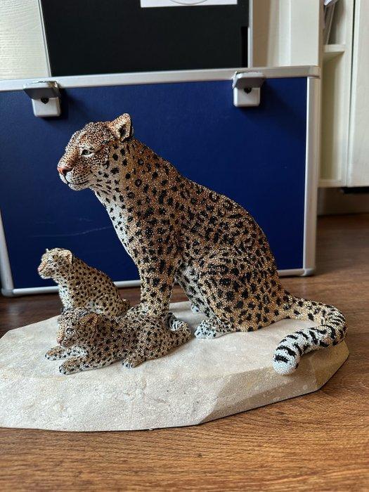 Swarovski - Figuur - Crystal myriad cheetahs mirembe 5642366, Antiek en Kunst, Curiosa en Brocante