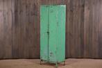 Industriele vintage lockerkast | Oude stoere groene kleding.