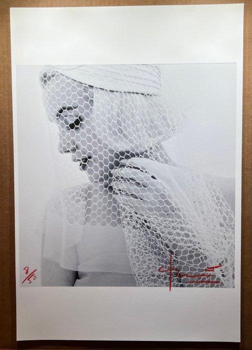 Bert Stern (1929–2013) - Marilyn Monroe looking down in the, Antiek en Kunst, Kunst | Designobjecten