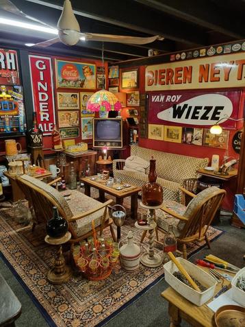 cafe stoelen tafels krukken banken inrichting terras togen