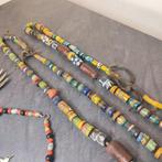 Handelsparels, gepatineerd messing, glasparel, hoorn... -
