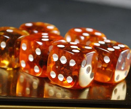 Dobbelstenen - Amber Dobbelstenen hoeveelheid 6, Antiek en Kunst, Kunst | Designobjecten