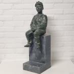 Marijke Drost (1938) - Sculpture, Zittende man - 66 cm -