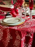Rood-wit gebloemd kersttafelkleed, ruime tafels, bloemig