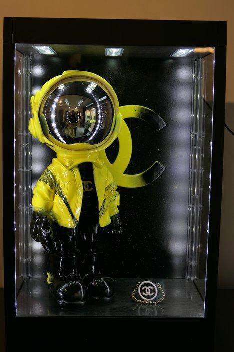 RichART - Astronaute version Chanel dans sa vitrine /, Antiek en Kunst, Kunst | Designobjecten
