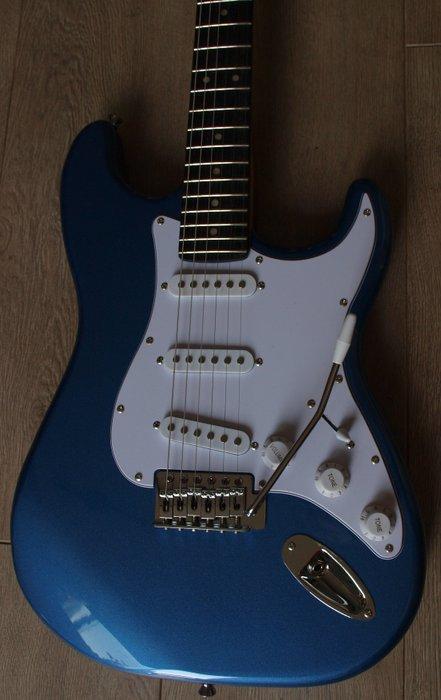 EKO - S300MBL stratocastermodel, metallic blue - - Guitare, Muziek en Instrumenten, Snaarinstrumenten | Gitaren | Akoestisch