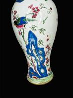 Vase balustre en porcelaine - famille rose - Chine -