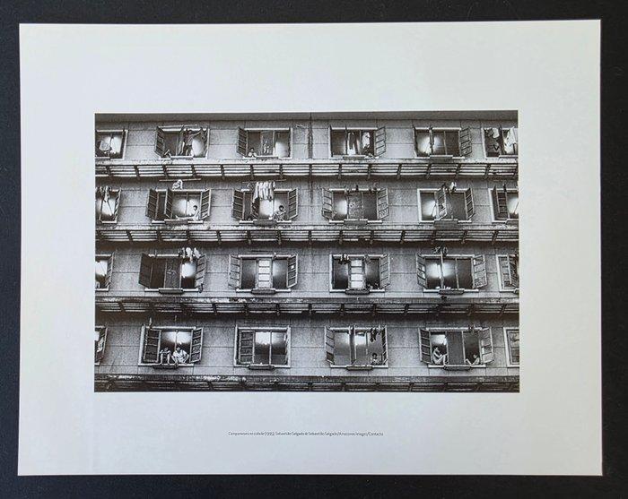 Sebastião Salgado (1944–2025) - Paysans dans la ville (1995), Antiek en Kunst, Kunst | Designobjecten