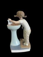 Lladró - Figure - Mädchen am Waschbecken - Porcelaine