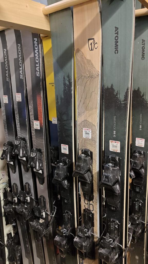 NIEUWE PARTIJ gebruikte skis Net binnen, wees er snel bij!, Sport en Fitness, Skiën en Langlaufen, Ski, 140 tot 160 cm, Gebruikt