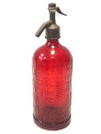 Fles - Gegraveerde rode sifon met een koperen kraan.