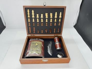 Veiling - Mini schaakbord met flask en flessenopener beschikbaar voor biedingen
