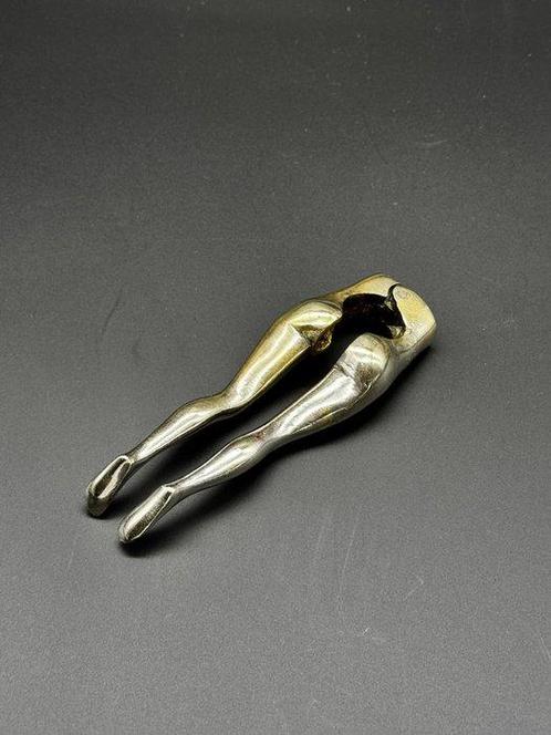Casse-noisette - Casse-noisette en laiton massif pour femme, Antiek en Kunst, Antiek | Keukengerei