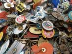 Collectie van memorabilia - 4350 speldjes afkomstig uit