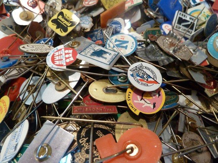 Collectie van memorabilia - 4350 speldjes afkomstig uit, Antiek en Kunst, Antiek | Speelgoed