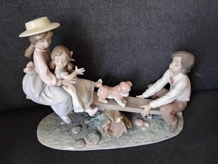 Lladró - Beeldje - Kinderen op wip met hond - porselein, Antiek en Kunst, Antiek | Glaswerk en Kristal