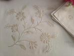 Tovaglia ricamata a mano in misto lino 8 posti ricamo
