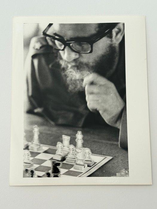 Alberto Korda (1928–2001) - Fidel Castro fumando puro y, Antiek en Kunst, Kunst | Designobjecten