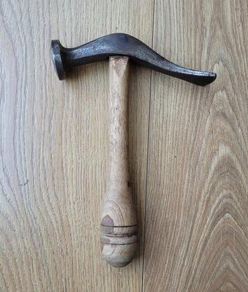 Lot de 4 Marteaux de métiers divers : cordonnier, tapissier,