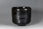 Bol à thé Raku noir avec une légère poussière détoiles. -