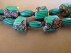 Collier / dubbele streng, opgebouwd uit groene millefiori en