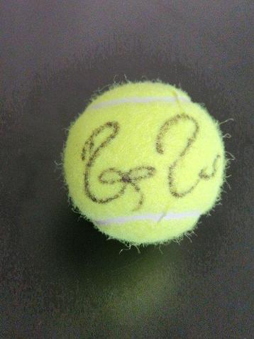 Roger Federer - Tennisbal beschikbaar voor biedingen