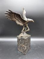 Beeld, Eagle Catching Salmon - 30.5 cm - Brons, Marmer