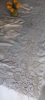 Fijne handdoek met fraaie borduursels in zijdegaren. -