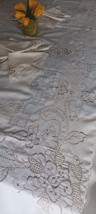 Fijne handdoek met fraaie borduursels in zijdegaren. -, Antiquités & Art, Tapis & Textile