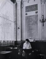 Robert Doisneau - Simone de Beauvoir aux Deux Magots,