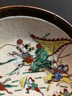 Grote Chinese plaat met figuur van zwaard en paard in vijf, Antiek en Kunst