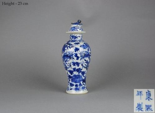 Een Chinese blauw-witte Dragon balustervaas en deksel -, Antiquités & Art, Antiquités | Autres Antiquités