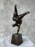 Beeld, NO RESERVE PRICE - Voluptuous Balancing Lady Statue -