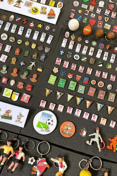 Voetbal memorabilia - collectie van 450 verschillende items, Verzamelen, Overige Verzamelen