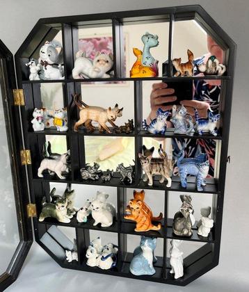 Vitrine (30) - hout, verre, porcelaine, étain, plastique, -
