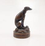 sculptuur, Chien Lévrier femelle Whippet assise - 9 cm -, Antiek en Kunst