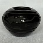 zwartgebrande pot (Blackware) - Sunday Chavarria - Santa