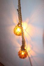 Lampe de bateau décorative réalisée avec des bouées de pêche