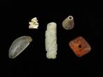 Neolithisch Decoratieve schelpen, kristallen, bot en stenen